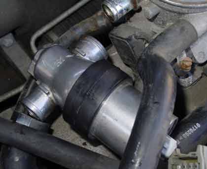 Saab 900s | Put back the IAC on his support pin first and slide it down gently. Plug the hoses.