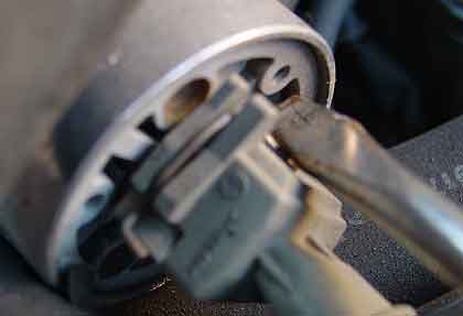 Saab 900s | Press on the metal clip and remove it. Then disconnect the plug.