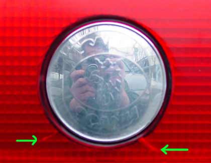 Here the old emblem. Note the two cracks on the reflector that the previous owner did while removing the emblem of the Saab 900s.