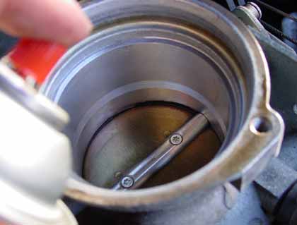Saab 900s | Now this is the time to clean the trottle body (upper part). Put some carburator cleaner and wipe with a rag, try to open the butterfly with your hand and clean the inside. Put some oil at the pivot point. Wipe it clean and leave no lint or residue.